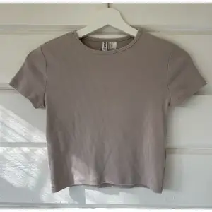 Basic tröja från H&M i stretchigt material!