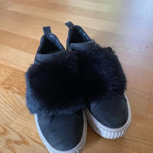 Skor från stradivarius  - Jätte snygga unika skor. Köptes här på plick men har inte kommit till användning då dem var för små.