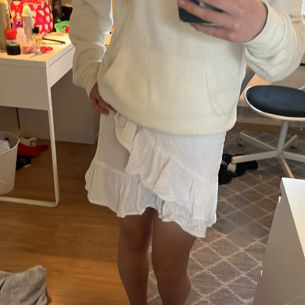säljer denna super fina vita kjol med volanger pga att den är för liten. kjolen är bara använd förra sommaren men bara fåtal gånger. Det står 146-158 men den funkar för xs och xxs. Perfekt inför sommaren! priset kan diskuteras🩷🩷 . Kjolar.