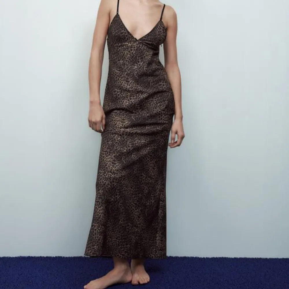 Säljer denna superfina maxiklänning i leopardmönster från Zara.  Köpte klänningen till ett specifikt tillfälle, därför har den alltså bara används en gång och kommer ej till användning något mera. . Klänningar.