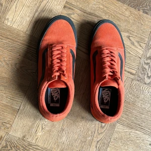 Vans skate Pro skor  - VANS OLD SKOOL PRO SKATE SHOE - KOI ORANGE/BLACK       Aldrig använda, när jag fick den var de      för små och kan inte lämna tillbaks dem nu…  Skorna ser helt nya ut. 