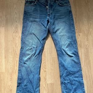 Hope Rush Jeans 30 - Hope Rush Denim  Cond 6-7/10 pga hål i högra fickan (går att sy igen) samt små flaws vid hälen  Storlek 30 Nypris 1.900 kr 