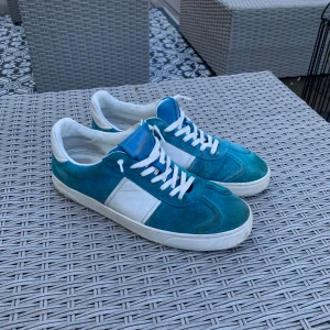 Blå Valentino Flycrews - Tjena, säljer nu dessa feta Valentino flycrews för endast 3999kr. Skorna är i rätt så bra skick (2 nitar borta), storlek 42. Skriv gärna vid ytterligare frågor eller funderingar! 