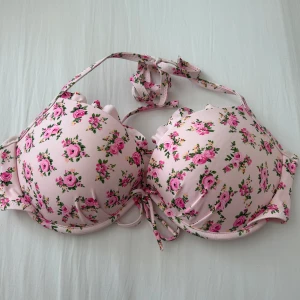 Bikini - Bikini topp i bra skick. Använd fåtal gånger. Push up storlek 38=M. Obs: Jag kan posta snabbare om du väljer instabox!