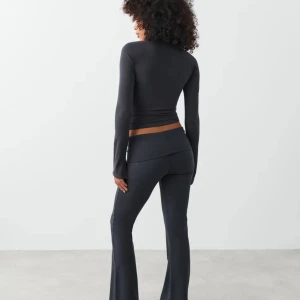 Grå yoga pants - Säljer mina fina mörkgråa yoga pants ifrån Gina då jag vill ha dom i en mindre storlek! 