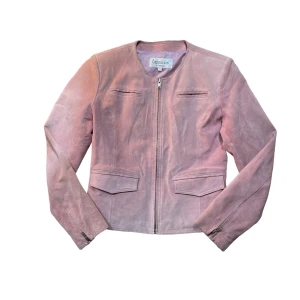 Rosa jacka - Fin jacka från cappucini, har några fläckar på ryggen men är annars i bra skick Strl 36