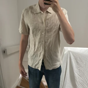 J Lindberg kortärmad skjorta - Säljer nu en kortärmad linneskjorta ifrån J lindberg. Skjortan är i ett mycket bra skick och är knappt använd. Storleken är XS men funkar som S. Modellen är 181 cm. Original pris är 800kr mitt pris är 250kr