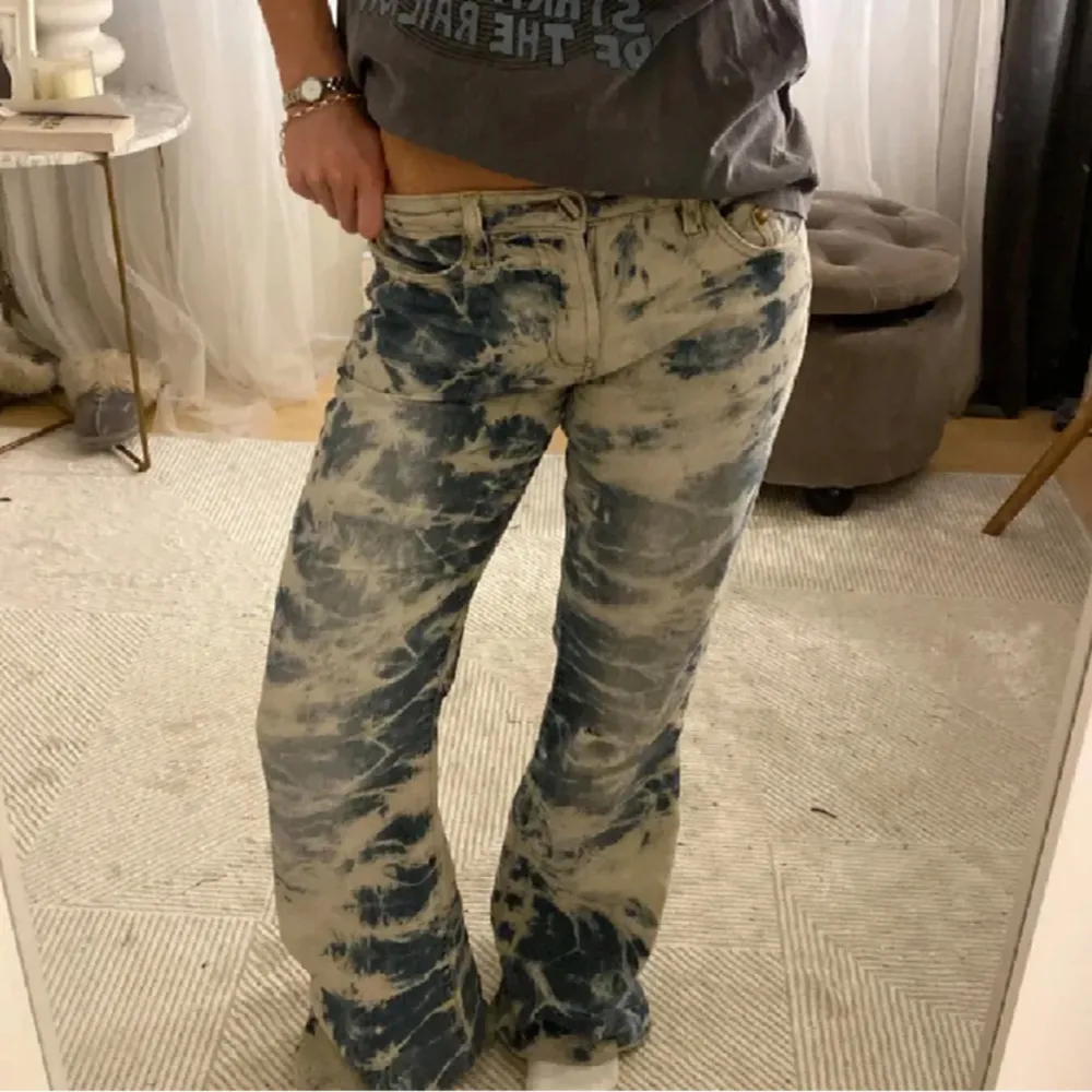 Säljer de här jeansen, skit coola och snygga! Kontakta mig vid frågor💗. Jeans & Byxor.