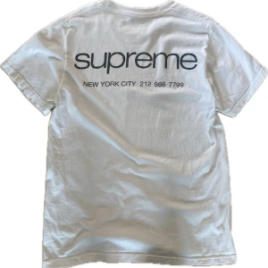 Supreme T-shirt  - Perfekt kondition! Garanterad äktahet. Köpt i ”LA-storen”. Har en liten gul fläck på framsidan som kan lätt tvättas av. 😊