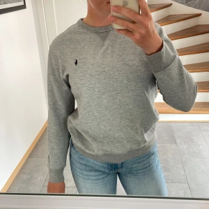 Sweatshirt - Sweatshirt i bra skick bara lite svagt nopprig, men syns knappt. Storlek: köpt på barnavdelning, men fungerar som storlek xs/s.