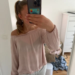 Blus - Säljer nu denna rosa blus i storlek S, den är i bra skick och inga skavanker. Skriv för fler bilder eller om du har några frågor.