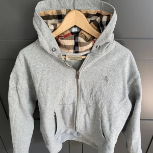 Burberry kofta/hoodie - Tja. Säljer en riktigt snygg Hoodie. Helt okej skick 7,5/10 sitter lite mindre i storleken. Skriv privat ifall intresserad. INGA BYTEN 
