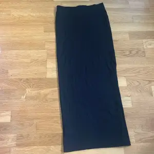 En svart lång kjol från hm! Aldrig använd eftersom att den va för lång men sitter annars bra!! Den är väldigt strechyy!! Storlek XS men passar S/M skulle hag säga eftersom att den är s lång och elastisk 