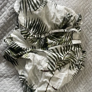 Sommarshorts - Shorts från HM köpta secondhand som inte har kommit till användning Har fickor