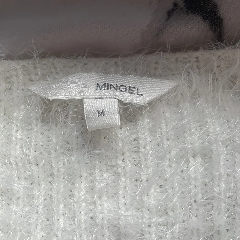 En vit tröja i storlek M och är köpt från Mingel, Säljer tröjan för att den tyvärr inte är använd längre och kanske kan bli använd av någon annan, kontakta mig om du är intresserad❤️. Tröjor & Koftor.