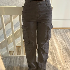Cargobyxor från Bershka - Aldrig använda, så de är i super fint skick❤️