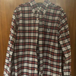 Ralph lauren skjorta - Säljer en Ralph lauren skjorta som är köpt på Ralph lauren i Stockholm för 1,5 för inte så längesen. Känner mig osäker på den och säljer därför. Använd ett fåtal gånger. Tveka ej vid frågor eller funderingar.