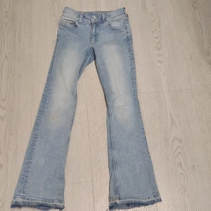 Ljus blåa jeans - Ett par jätte fina ljus blåa jeans inte så andvända, dock är dom upp sprättade längs ner för att bli längre