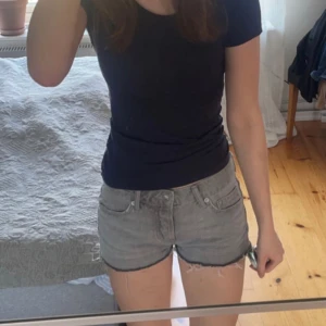 Lågmidjade jeansshorts - Intressekoll på mina sjukt snygga, grå lågmidjade jeansshorts i storlek xs 