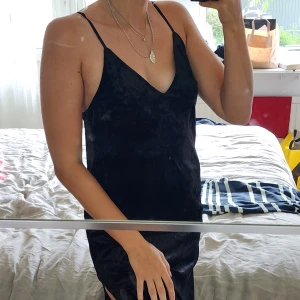 Nakd klänning - En jätte fin sammetsklänning från nakd storlek s. Har slits på båda sidor