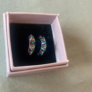 Edblad peak creoles Unicorn - Populära örhängen från Edblad i orginalbox. De är aldrig använda, nypris 349kr. Kom med prisförslag!!☺️