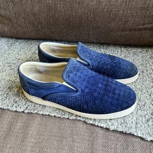  bottega veneta slip ons - Säljer dessa sjukt snygga bottega veneta slip ons🥂 Storlek 45, bra skick inga originaltillbehör 
