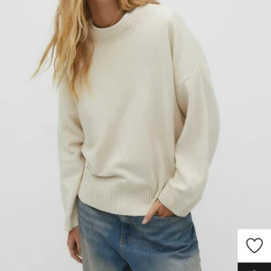 STICKAD TRÖJA - Creme-vit stickad tröja som har blivit för stor för mig 💗fint skick, den är i xs men skulle säga mer s. Öppen för prisförslag 💗