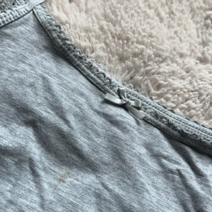 Gulligt linne - D är en liten fläck på som knappt syns på längre avstånd❣️