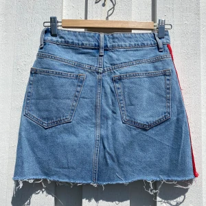 Zara jeanskjol  - Jeanskjol från Zara med snygga revärer 