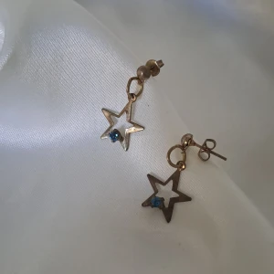 Örhängen med stjärna och diamant  - Okänd material.  😊💗