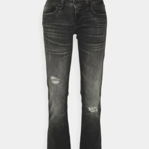 Svarta Valerie ltb jeans  - Lågmidjade och bootcut! Mina favoritjeans men passar inte mig så måste tyvärr sälja 💔 Midjemått: 77cm men passar större då de är stretchiga. Innerben: 75,5cm Nypris: runt900kr