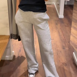 Low waist sweatpants - Säljer nu dessa ursnygga och sköna low waist sweatpants från bik bok. 🙌 Byxorna är endast använda ett fåtal gånger och är i nyskick💞 (lånade bilder)