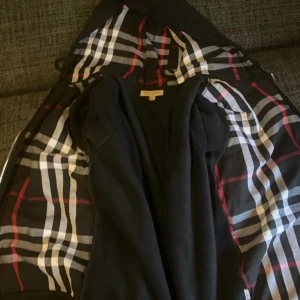 Burbbery zip  - Gott skick,köpt på Plick samt är äkta 
