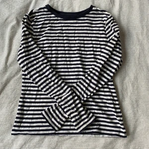 En radio långärmad Marinblå/Vit - En fin tröja köpt i USA på 1901! Den sitter jättefint på och är i ett otroligt skönt material!