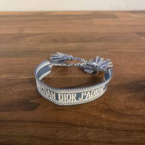 Hej, säljer denna jätte snygga dior armband ny pris ungefär 5999kr andvänt en gång armbandet går att skystera tveka inte fråga vid funderingar! (Pris kan diskuteras)