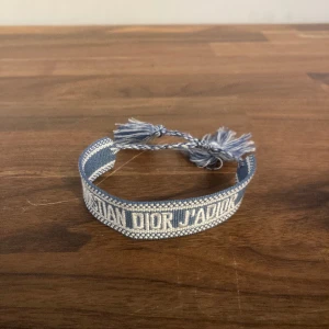 Christian dior armband  - Hej, säljer denna jätte snygga dior armband ny pris ungefär 5999kr andvänt en gång armbandet går att skystera tveka inte fråga vid funderingar! (Pris kan diskuteras)