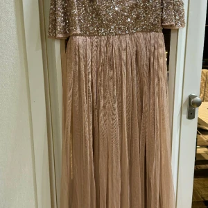 Festklänning strl M - Festklänning i storlek M, endast använd 2 gånger fint skick.