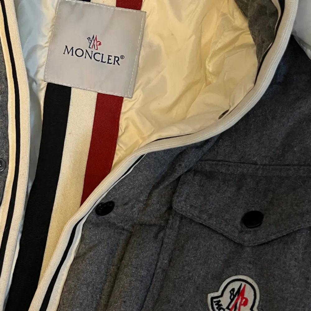 Säljer min gamla moncler jacka då jag inte använder den längre. Finns ingen storlek, men skulle säga att den är S/XS.  Fraktkostnad tillkommer 🥰  (Priset är satt utifrån att jag inte vet om den är äkta eller ej, då jag fick den för många år sedan) . Jackor.