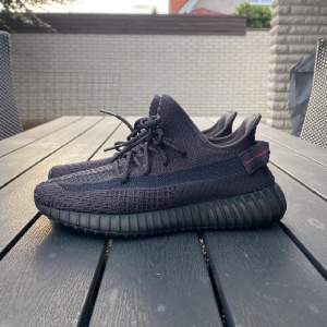 Ett par äkta sköna yeezyes. Sånna skor produceras inte längre pga kanyes och adidas avslutande samarbete. Nypris:4500 Mitt pris:1200 Stick:9/10 Priset kan diskuteras Köparen står för frakt eller man kan mötas i Skåne.