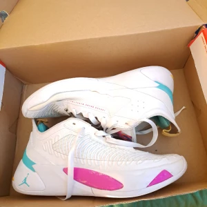 Luka 1 "Imaginarium" - Skick 8/10  En annan fräsch sula på skorna eftersom de orginala var sönder. Ingen orginal box, men man får en box på köpet då det underlättar frakten.  Öppen till frågor och pris diskussioner 