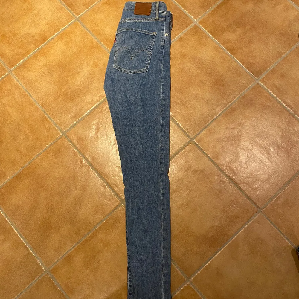Säljer dessa levis jeans med hög midja för 150 kr. De är använda flertal gånger men är i bra skick. Storlek: W26. Jeans & Byxor.