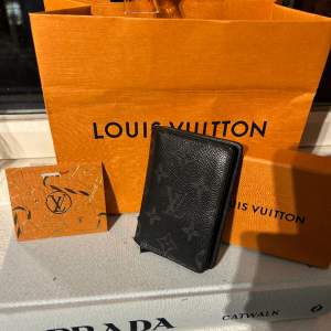 Louis Vuitton pocket organizer! Plånboken är i bra skick men finns täcken på användning! Og ingår som är på bilden! Nypris 4599