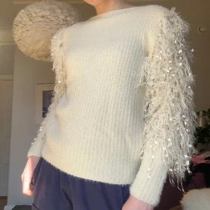 Vit stickad  - Säljer den här unika stickade vita tröjan som endast är använd en gång