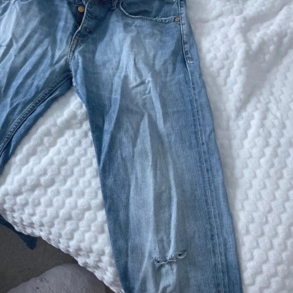 Lite slitningar över jeansen, skriv för mer bilder eller frågor😁. Jeans & Byxor.