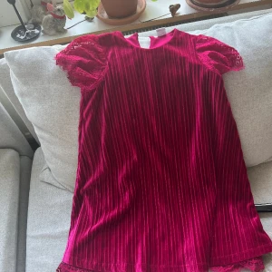 Klänning  - Söt klänning hel strl   6-8 år 122/128