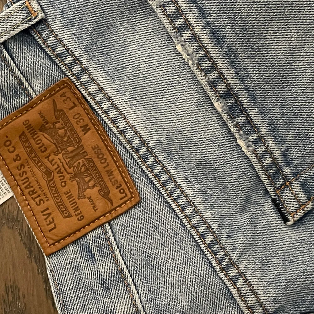 Säljer ett knappt använta jeans i bra skick, hör av dig vid frågor!. Jeans & Byxor.