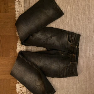 Lågmidjade lee bootcut - Säljer dessa lee jeans som jag köpte här på plick, de kommer inte till användning längre 💗 Trasiga på två ställen som tidigare ägare sytt (därav billigt pris) mida rätt över: 40cm innerben: 85cm 💗