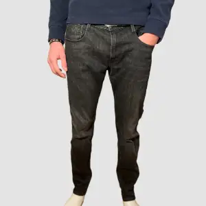 Gråsvarta Replay Anbass jeans i storlek 34/32, riktigt stilrena och snygga. Jag rekommenderar   Skick: 9/10 hittar inga defekter ser helt nya ut  Vid fler frågor & funderingar är det bara att skicka ett meddelande!