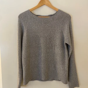 STICKAD TRÖJA - Fint skick. Varm och mysig. Passar s-m