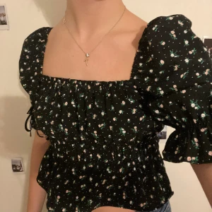 Blus från H&M - en supersöt blus med små rosa blommor🌸 köpt från h&m💗 den är aldrig använd! puffärm med rosetter på sidorna! köpt för 100-150kr, år 2021☺️   